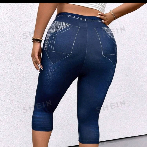 4/$60 New Blue 3D Capri Leggings - Size 3XL (US18) - Picture 7 of 8